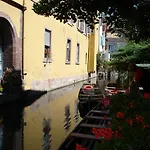 La Maison De De Et Son Jardin