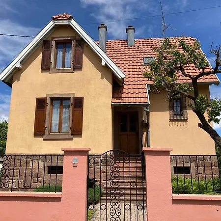 La Maison De De Et Son Jardin بيت للعطل