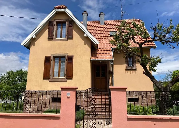 La Maison De De Et Son Jardin Nyaraló